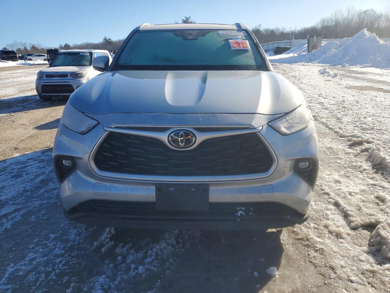 2022 TOYOTA HIGHLANDER XLE photo 9