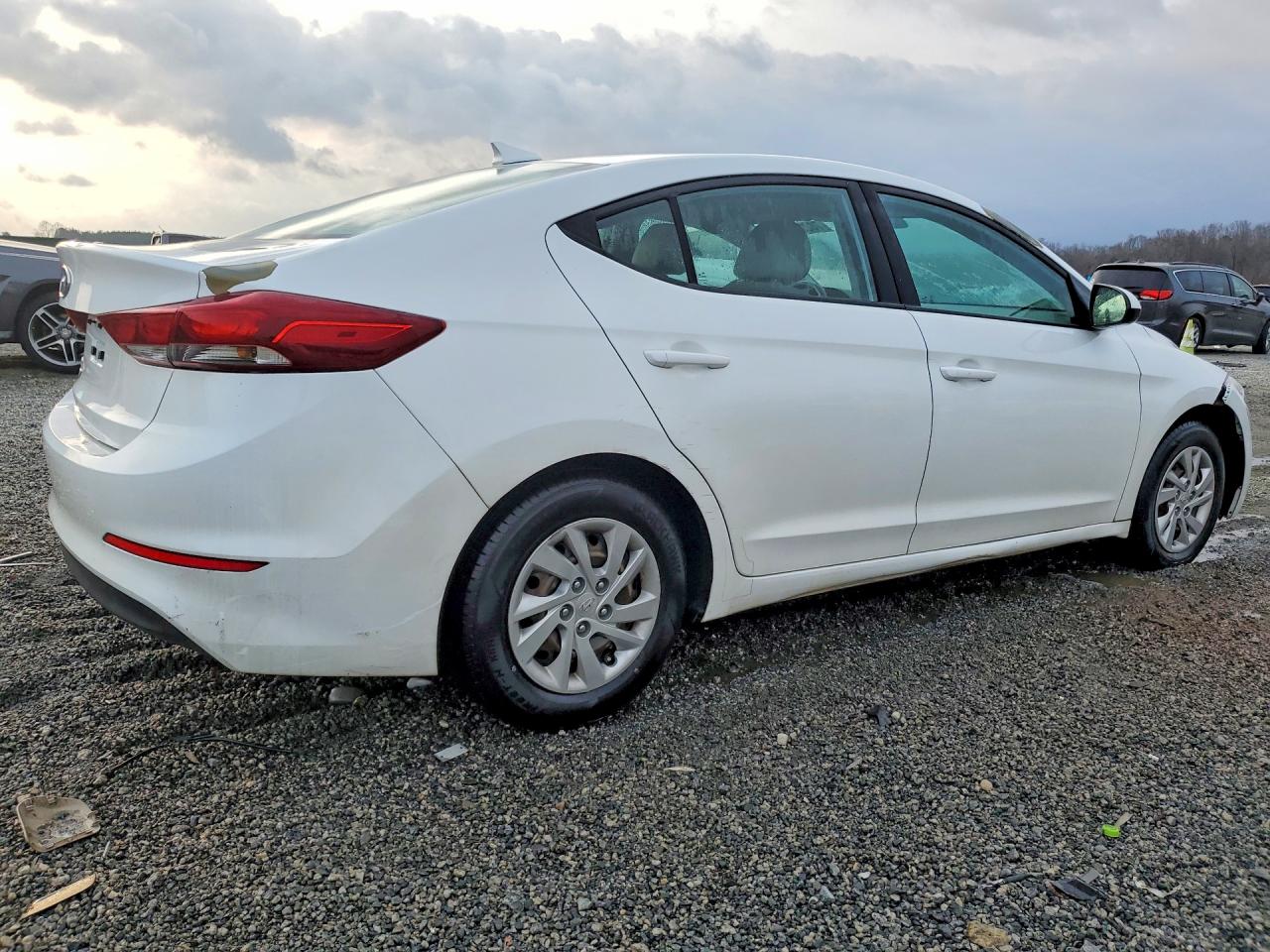 2017 HYUNDAI ELANTRA SE photo 5