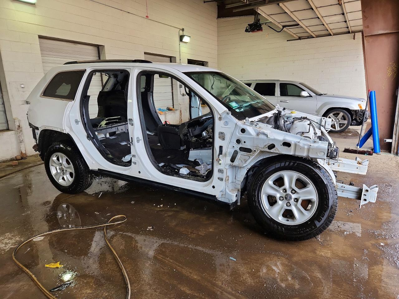2016 JEEP GRAND CHEROKEE LAREDO photo 4