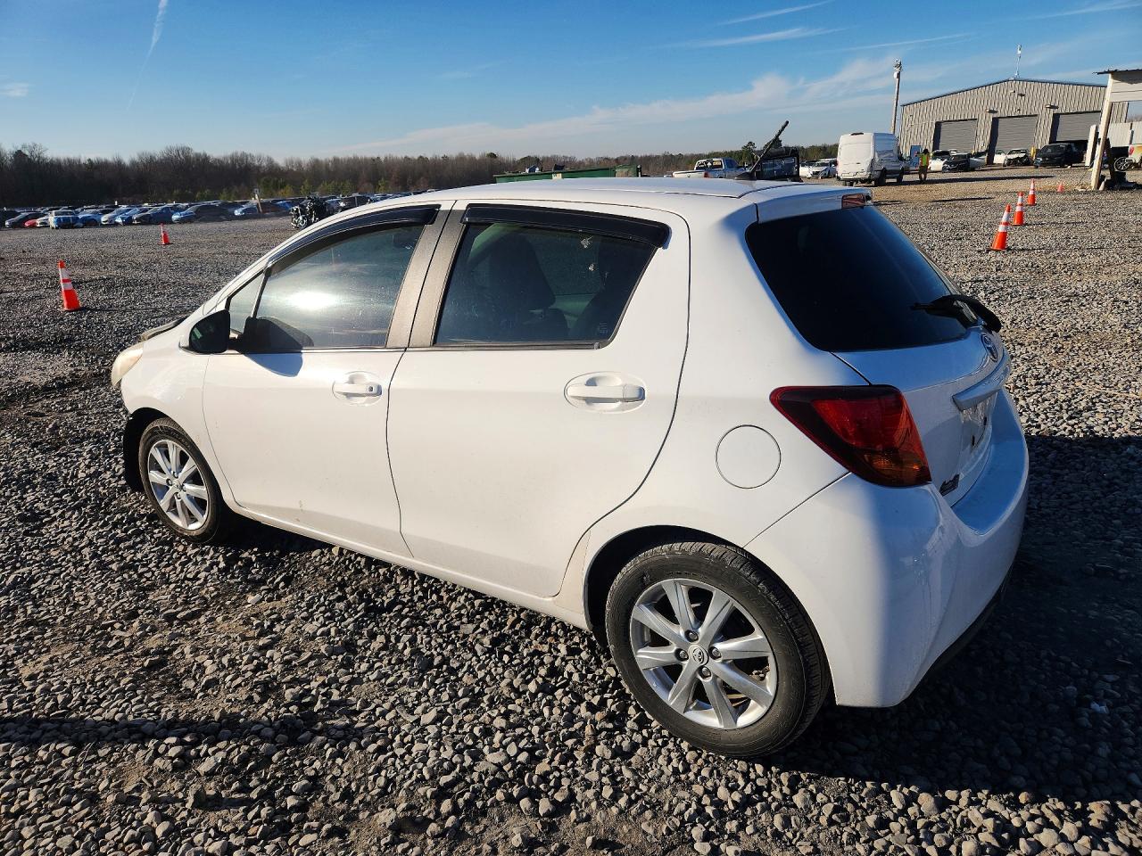 2015 TOYOTA YARIS photo 3
