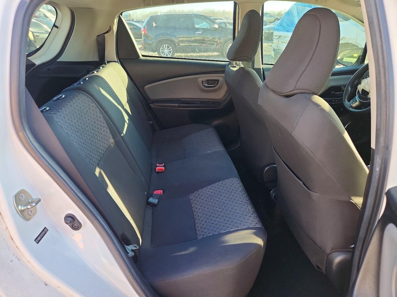 2015 TOYOTA YARIS photo 19