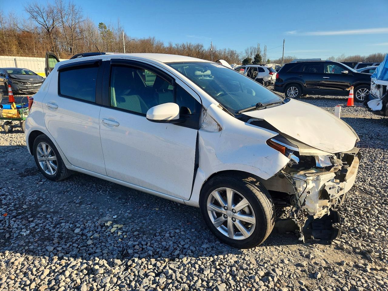 2015 TOYOTA YARIS photo 7