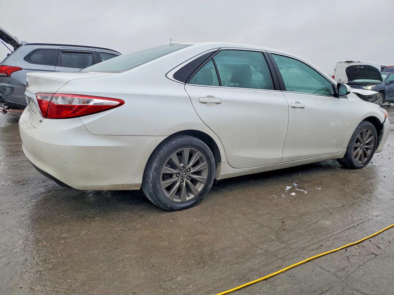 2017 TOYOTA CAMRY LE photo 3