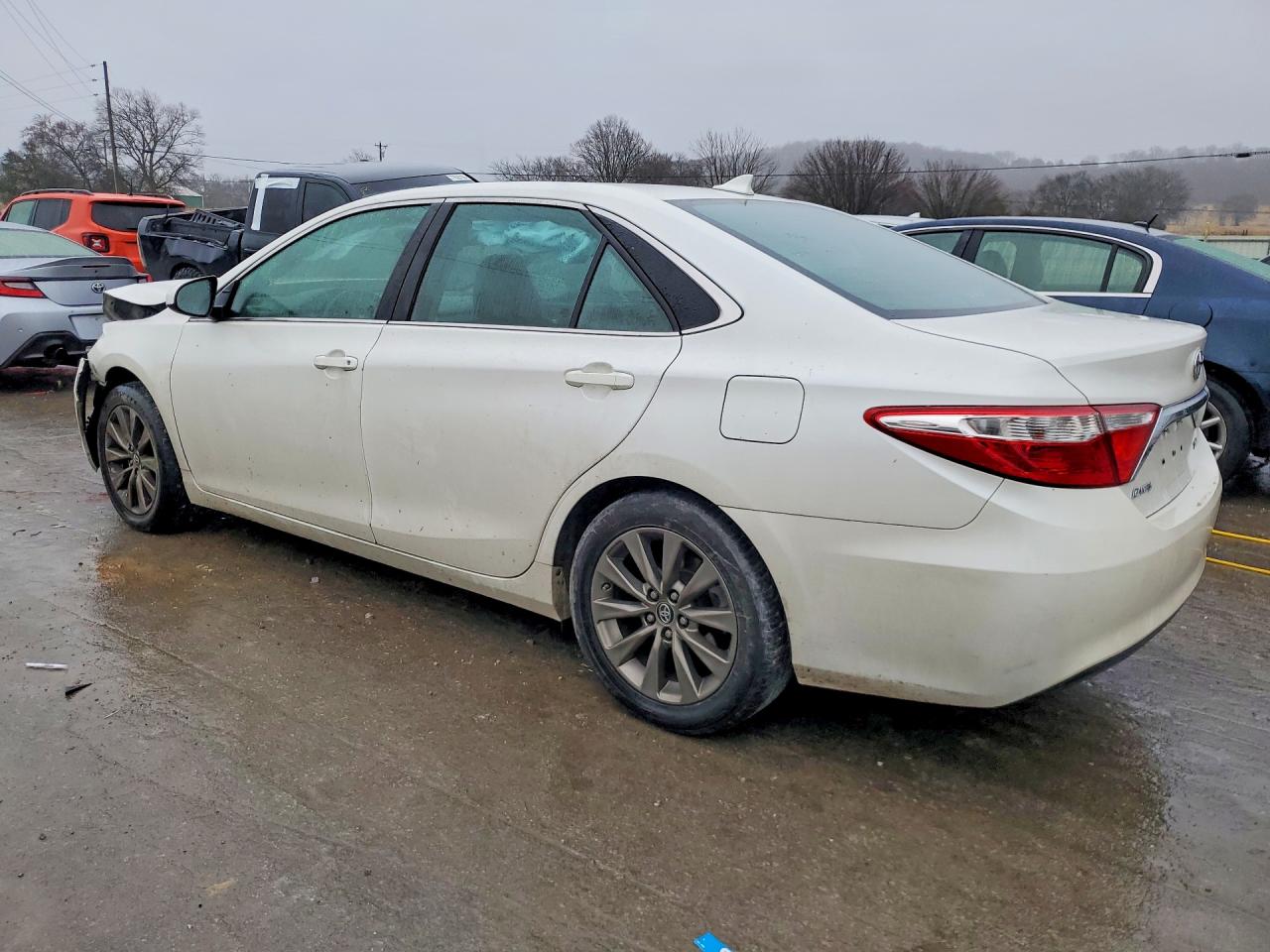 2017 TOYOTA CAMRY LE photo 2
