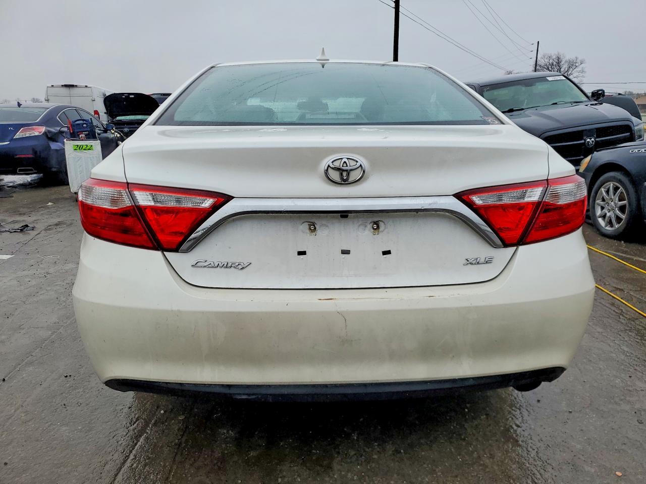 2017 TOYOTA CAMRY LE photo 6