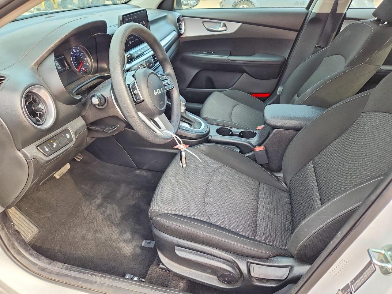 2023 KIA FORTE photo 25