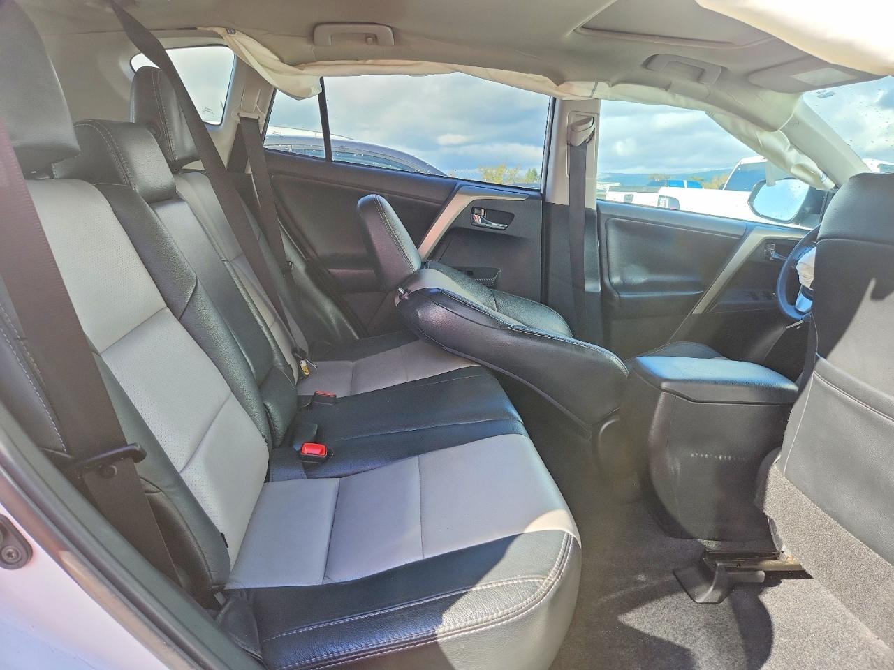 2014 TOYOTA RAV4 XLE photo 11