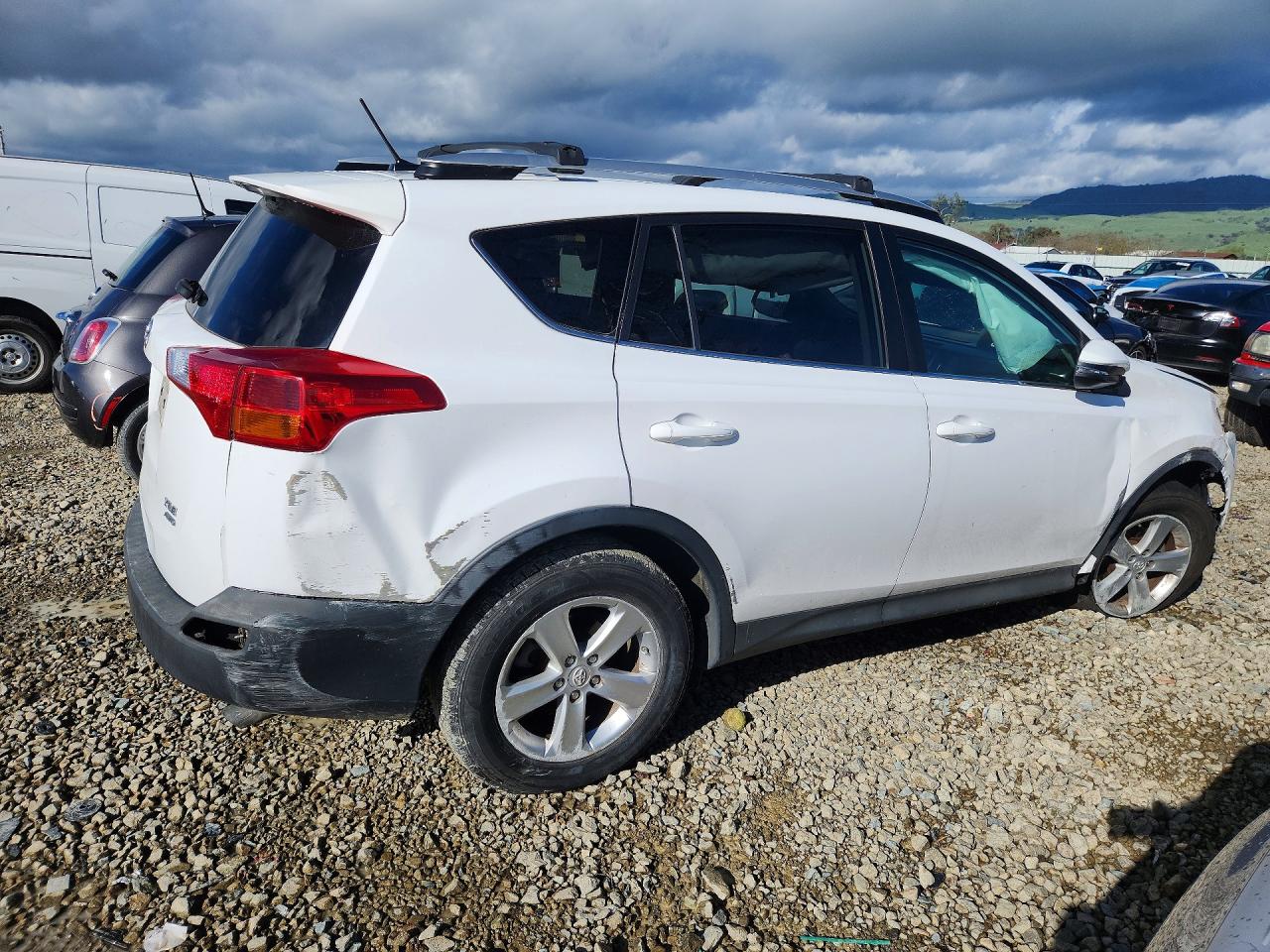 2014 TOYOTA RAV4 XLE photo 3