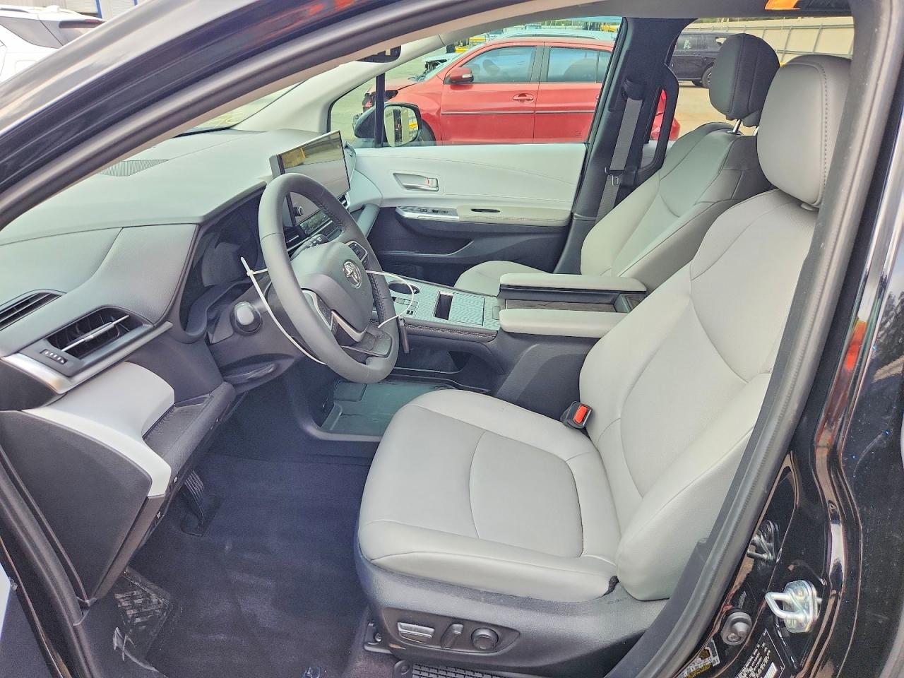 2025 TOYOTA SIENNA XLE 8-PASSENGER photo 13