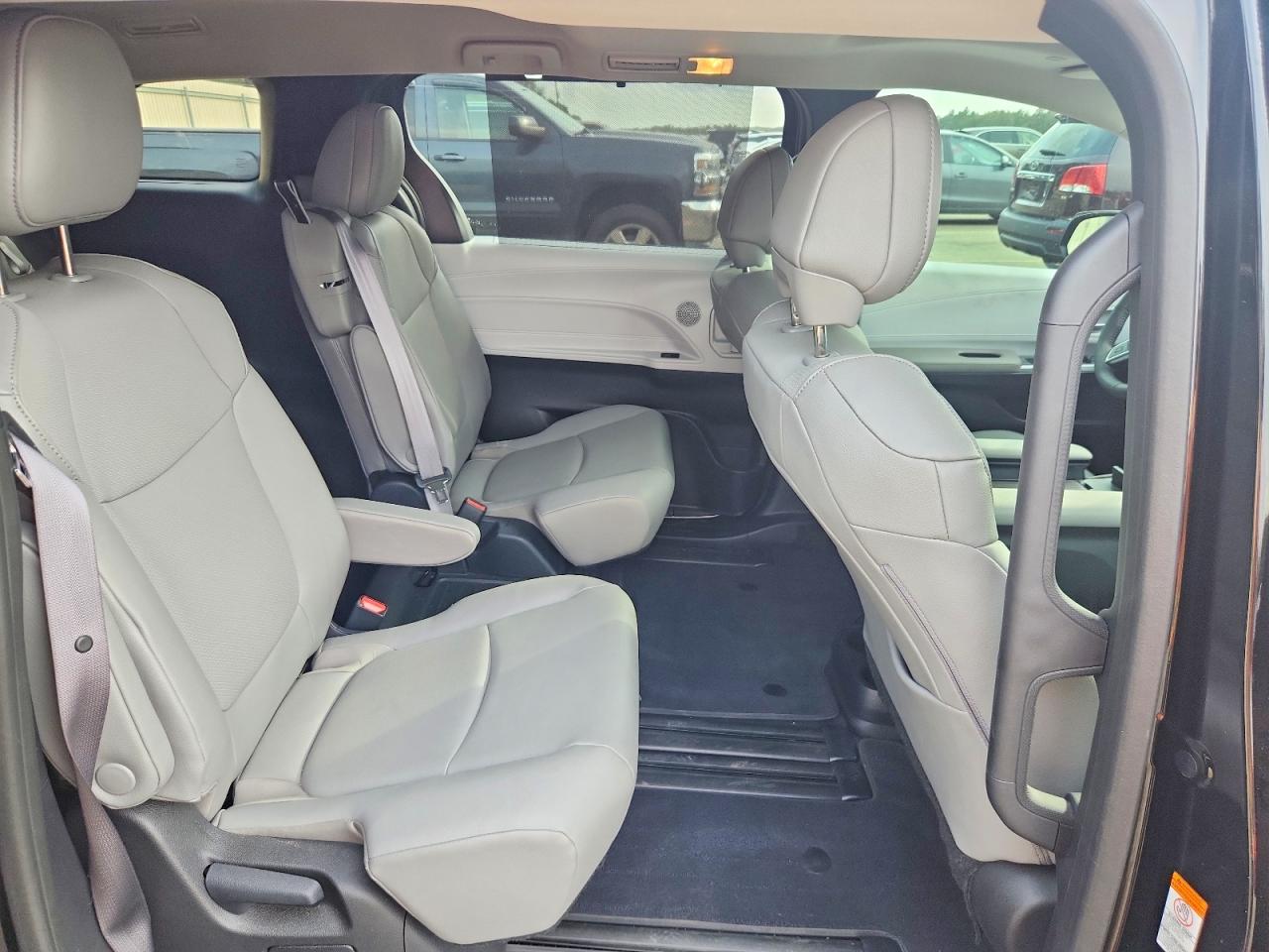 2025 TOYOTA SIENNA XLE 8-PASSENGER photo 21