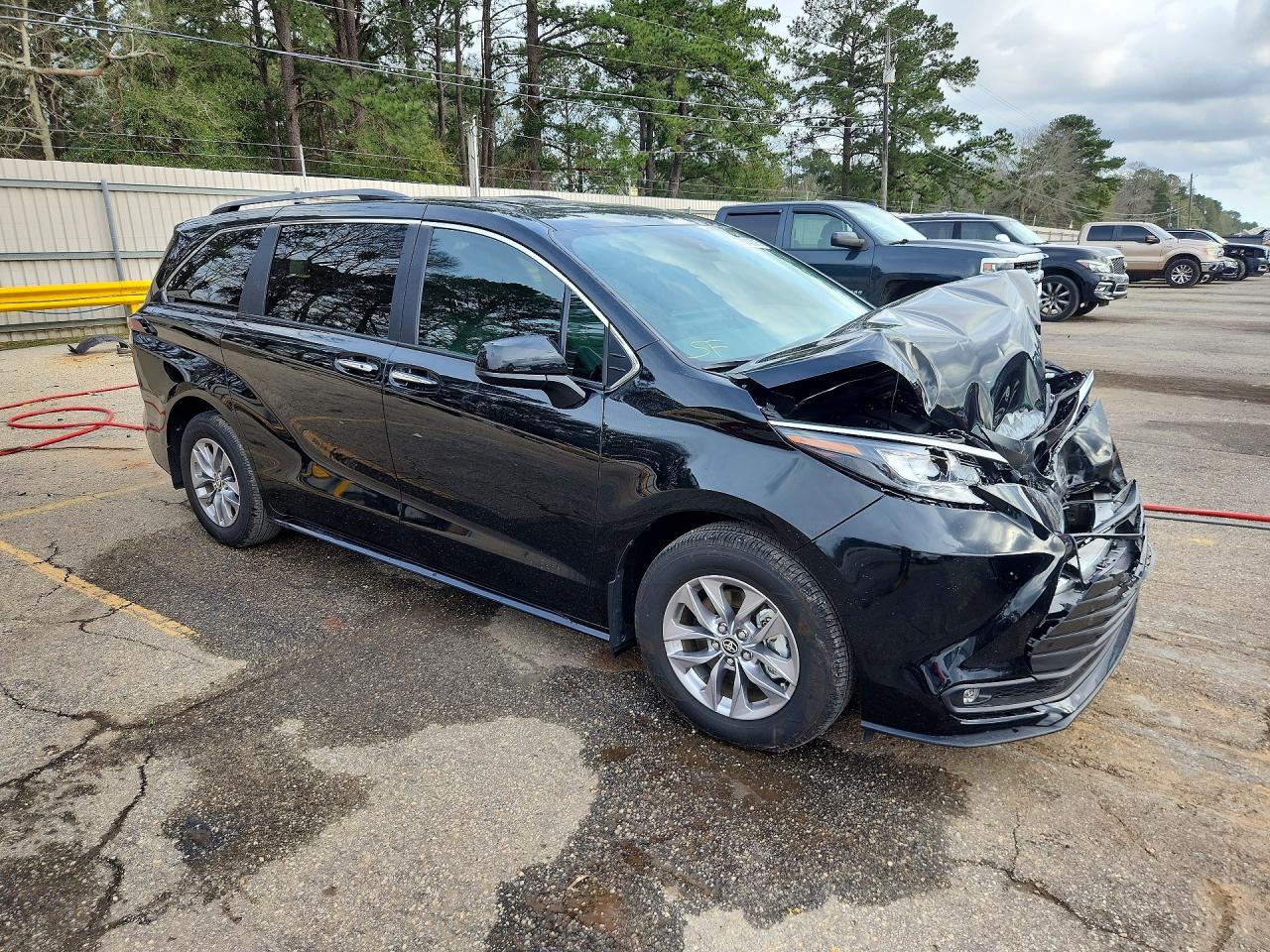 2025 TOYOTA SIENNA XLE 8-PASSENGER photo 7
