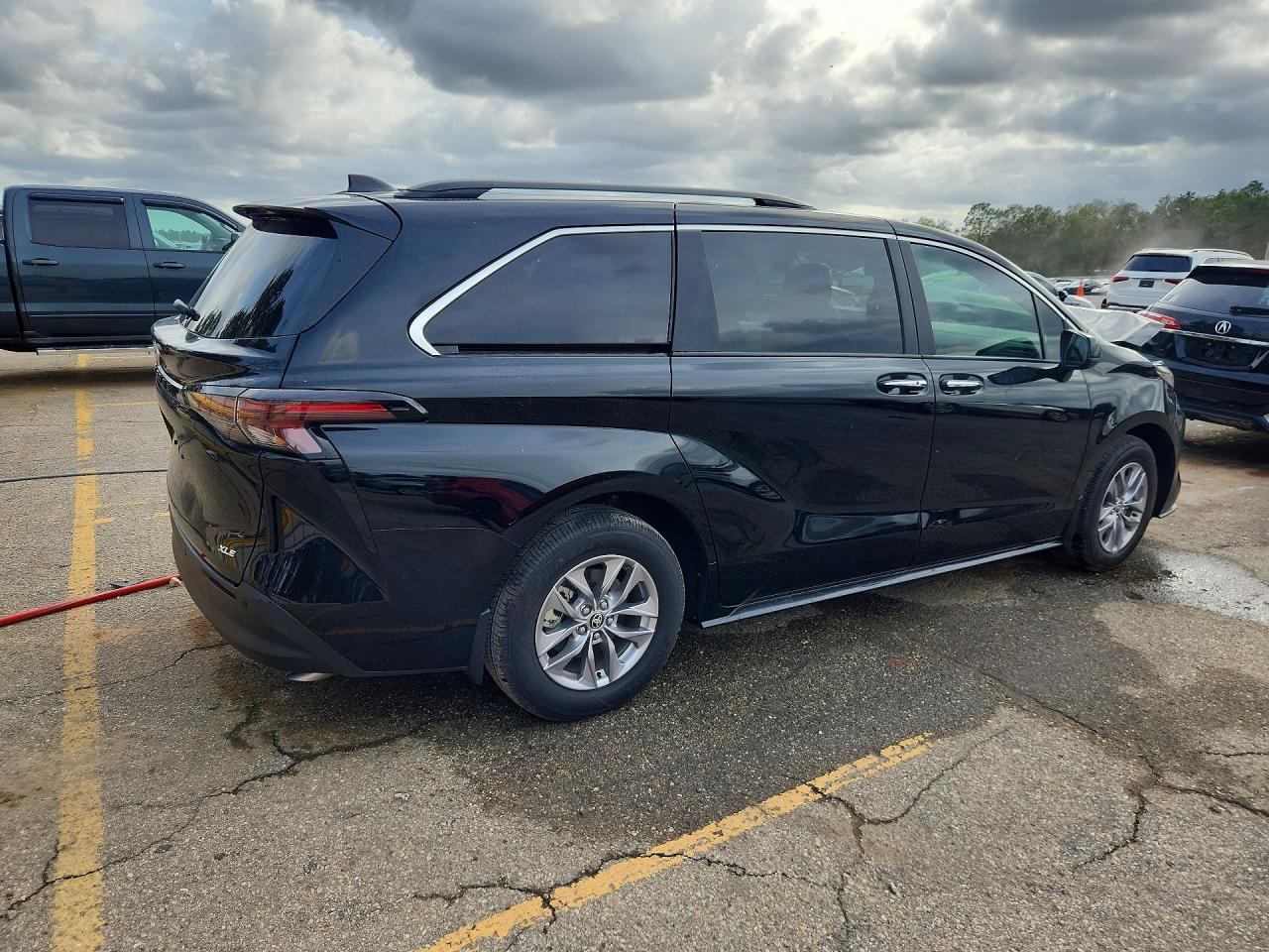2025 TOYOTA SIENNA XLE 8-PASSENGER photo 5