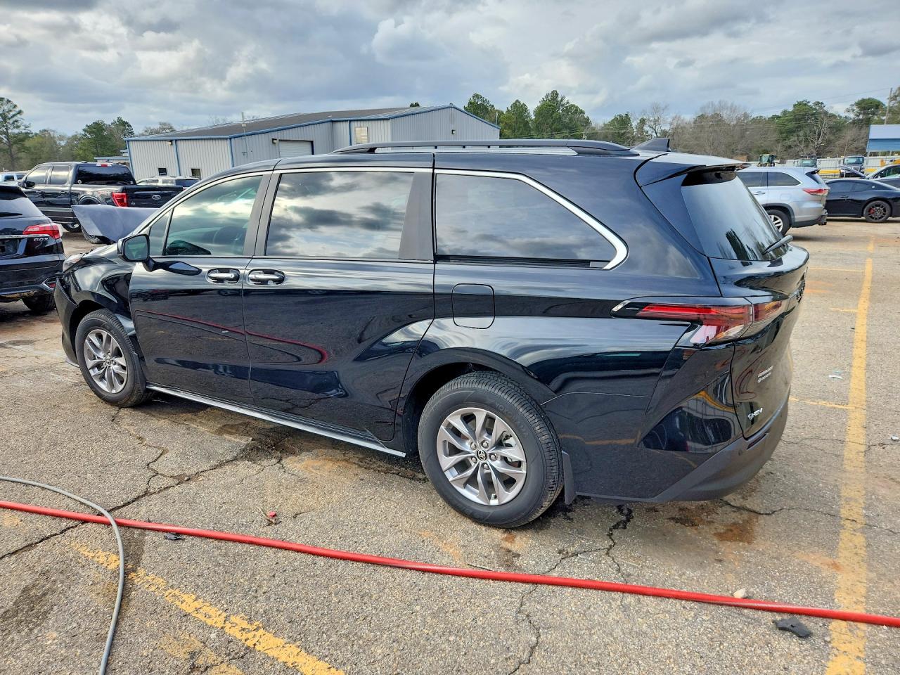 2025 TOYOTA SIENNA XLE 8-PASSENGER photo 3