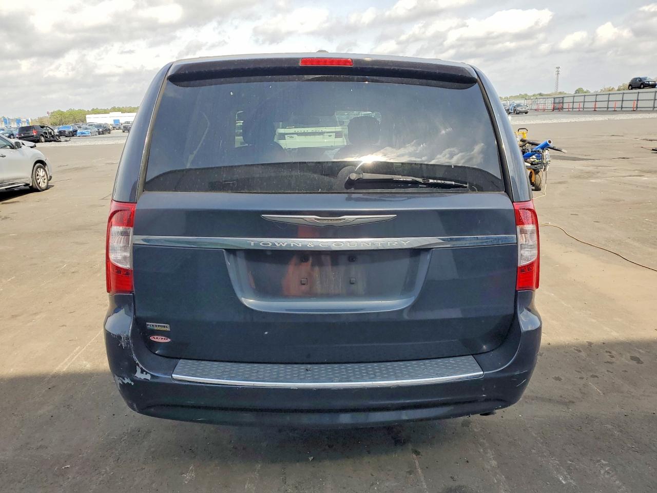 2013 CHRYSLER TOWN & COUNTRY TOURING photo 6