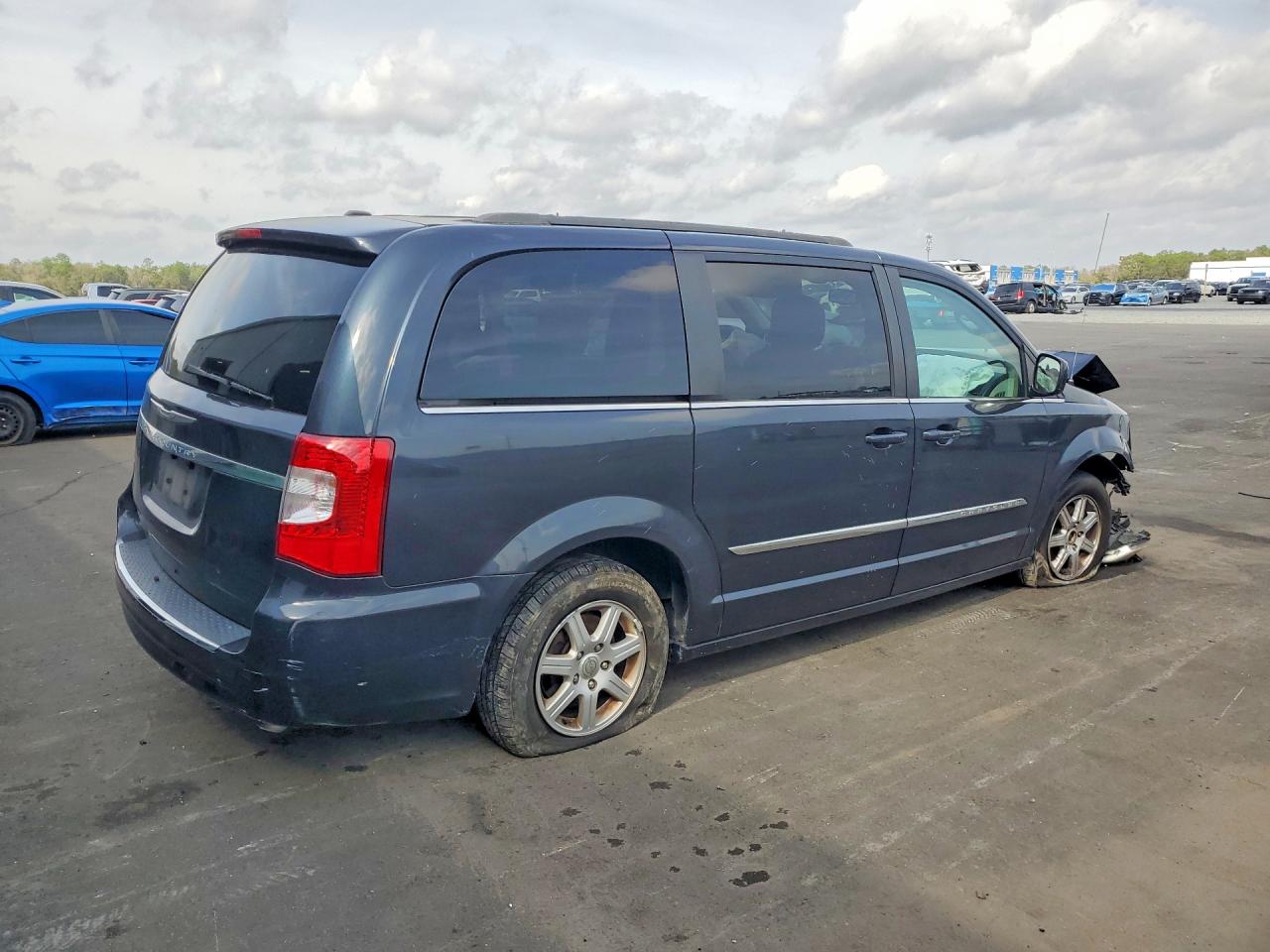 2013 CHRYSLER TOWN & COUNTRY TOURING photo 3