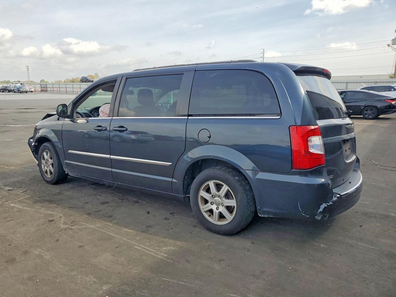 2013 CHRYSLER TOWN & COUNTRY TOURING photo 2