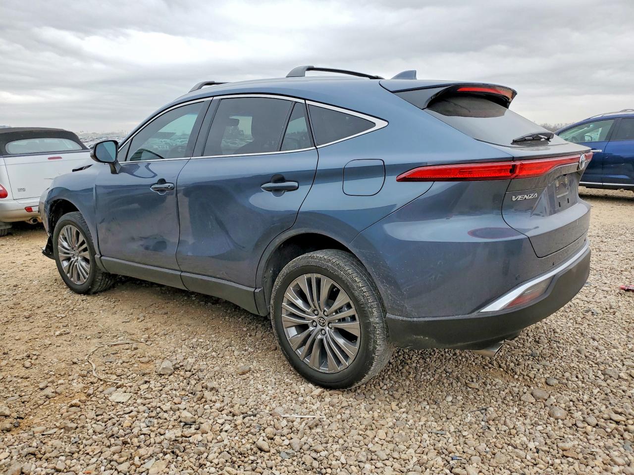 2023 TOYOTA VENZA LE photo 3