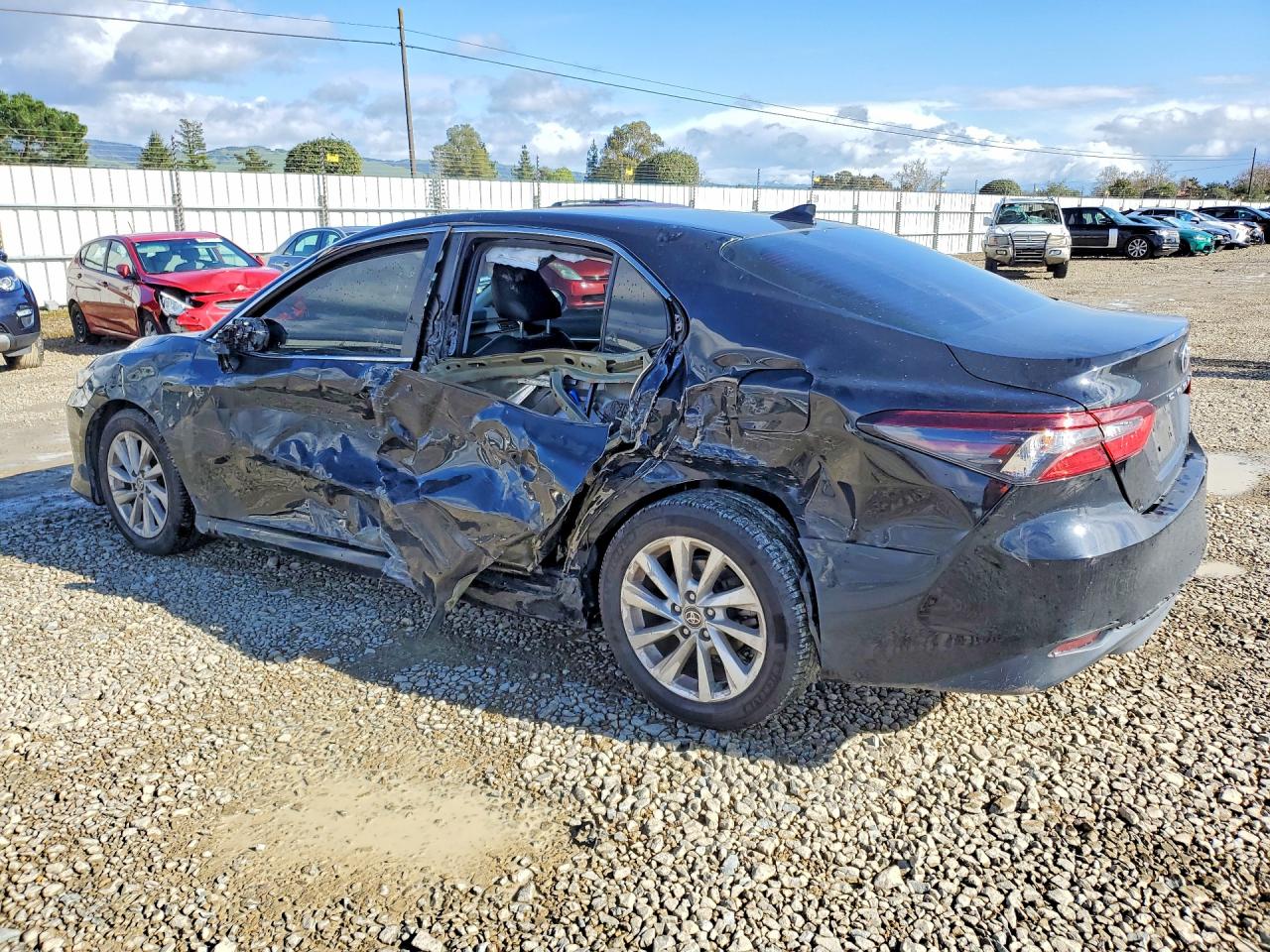2022 TOYOTA CAMRY LE photo 3