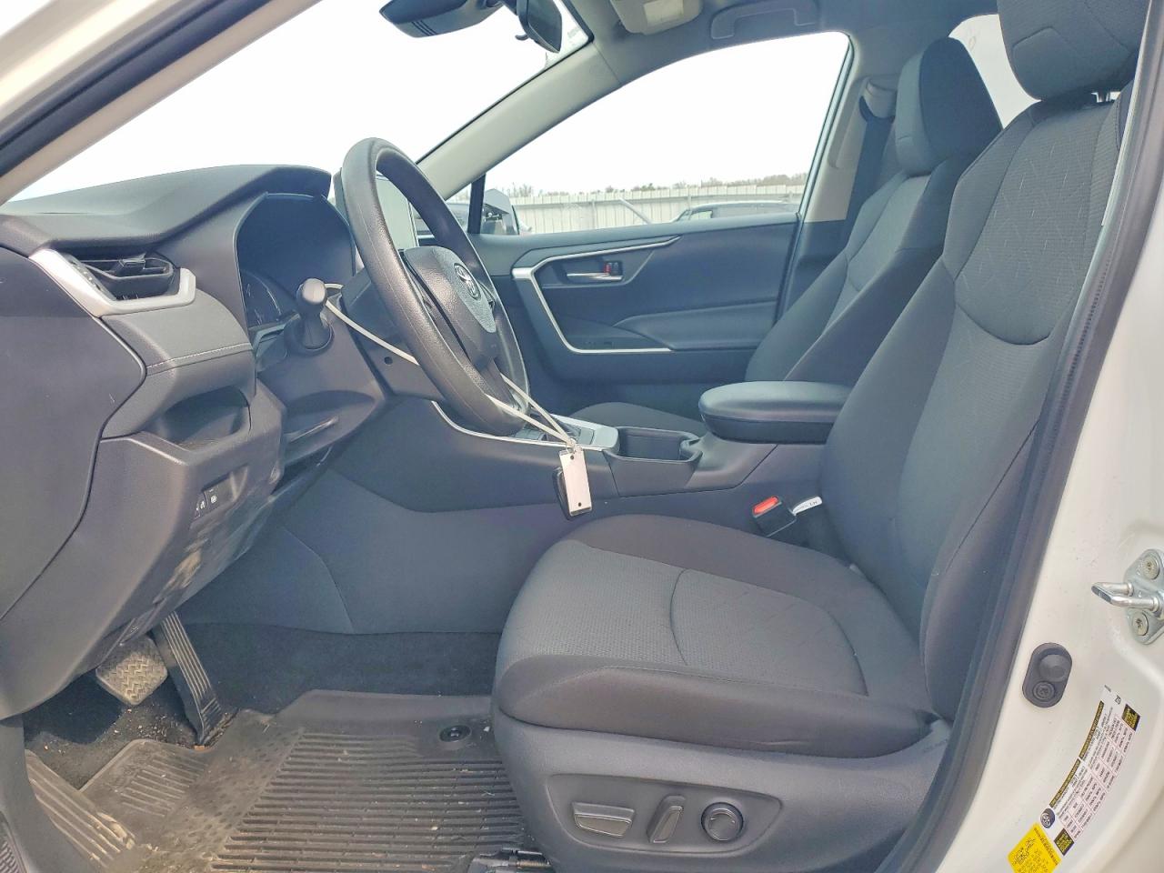 2024 TOYOTA RAV4 XLE photo 13