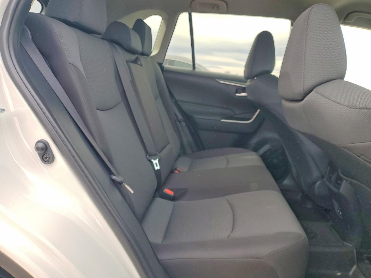 2024 TOYOTA RAV4 XLE photo 21