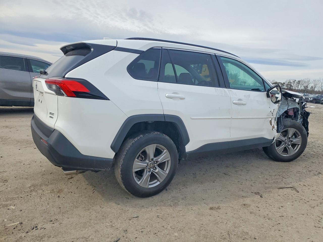 2024 TOYOTA RAV4 XLE photo 5