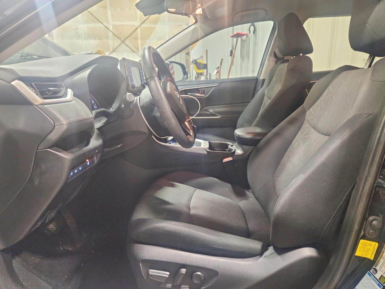 2021 TOYOTA RAV4 XLE photo 19
