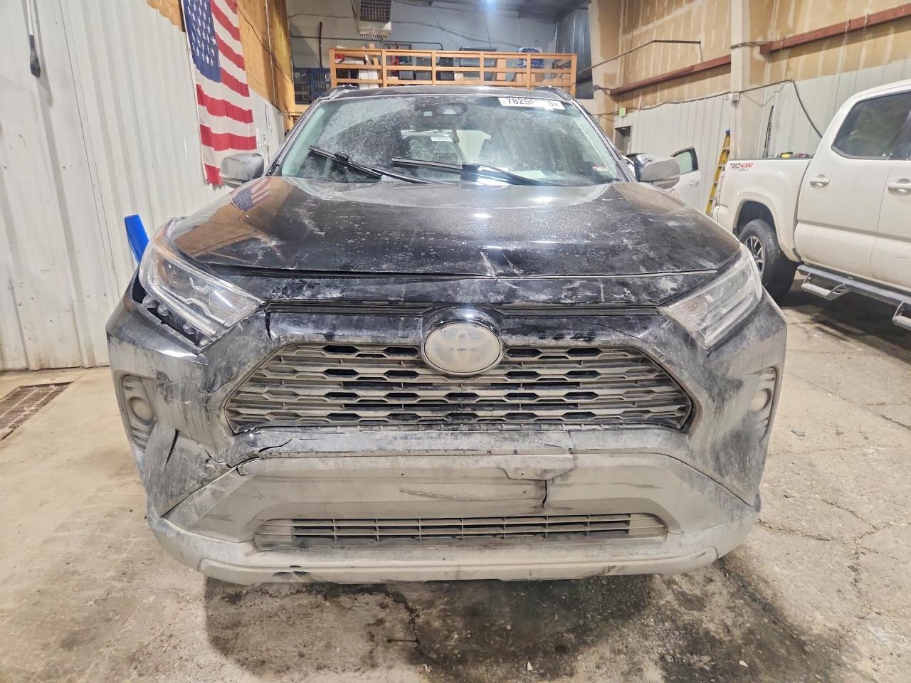 2021 TOYOTA RAV4 XLE photo 13