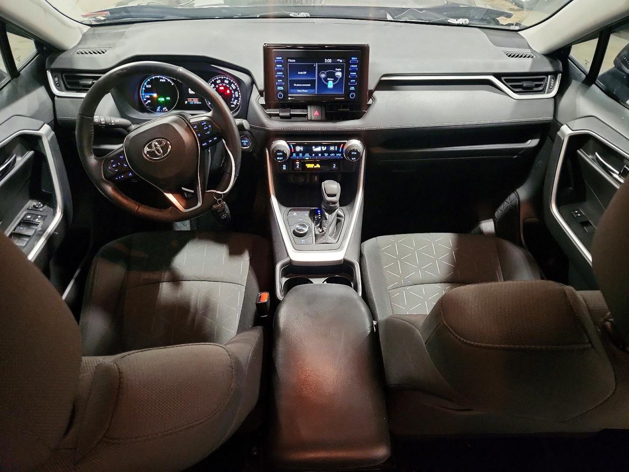 2021 TOYOTA RAV4 XLE photo 22