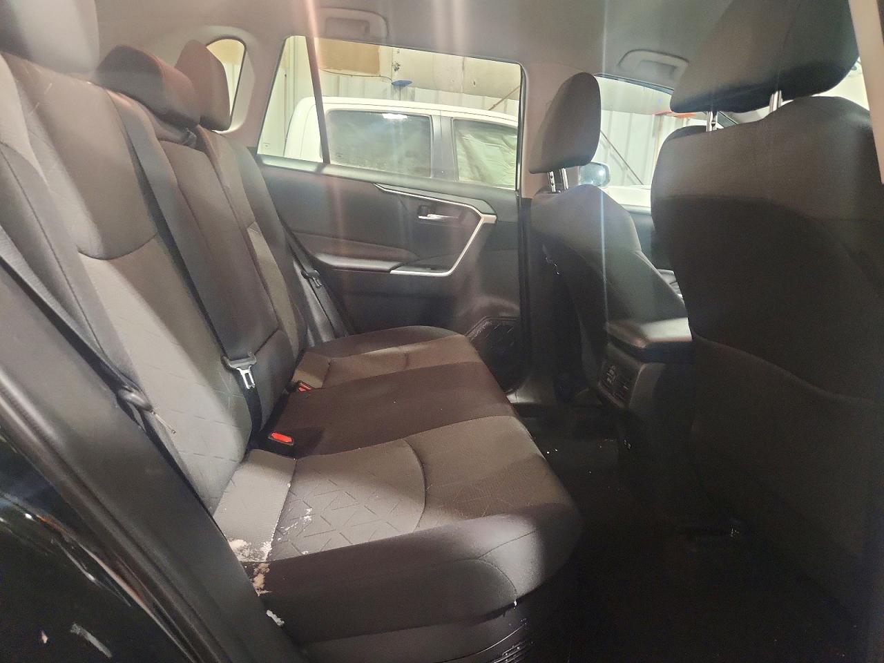 2021 TOYOTA RAV4 XLE photo 31