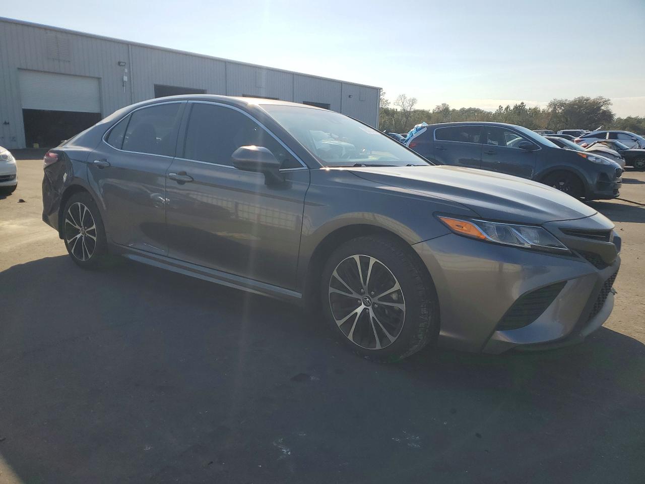 2018 TOYOTA CAMRY SE photo 4