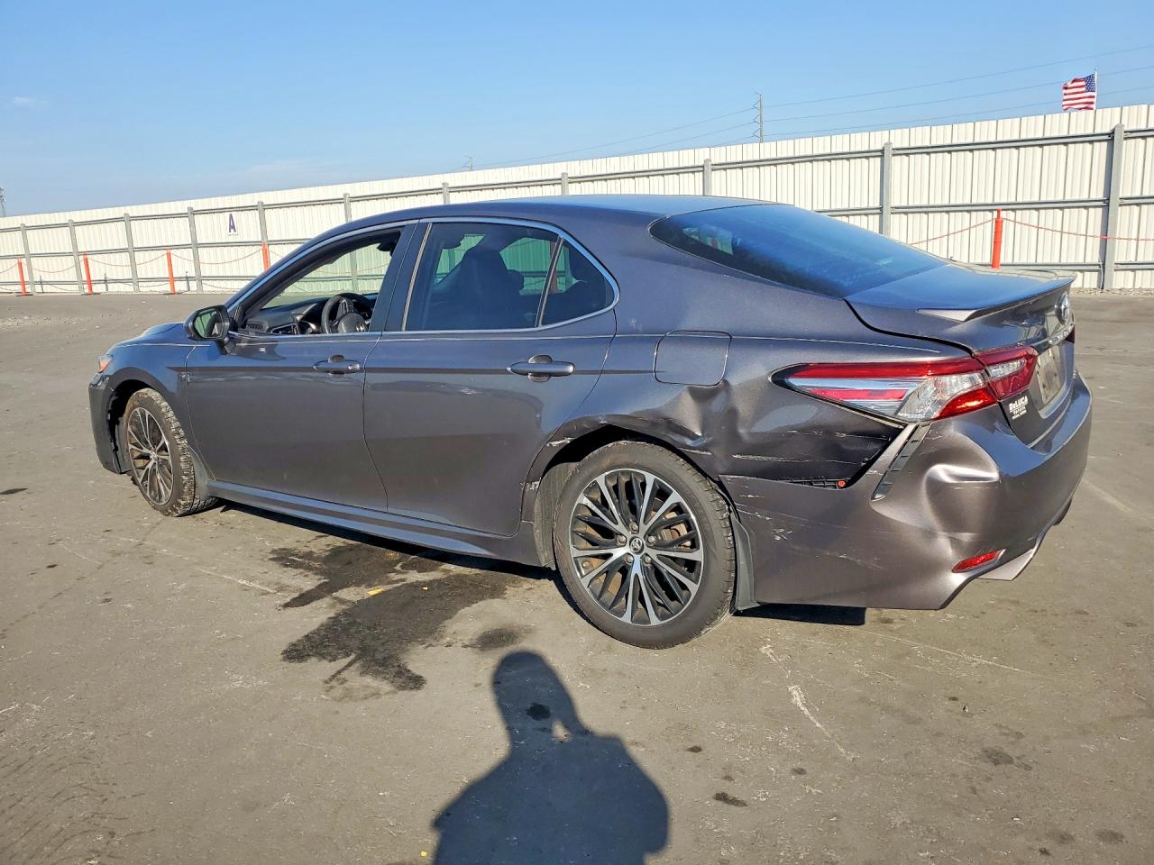 2018 TOYOTA CAMRY SE photo 2