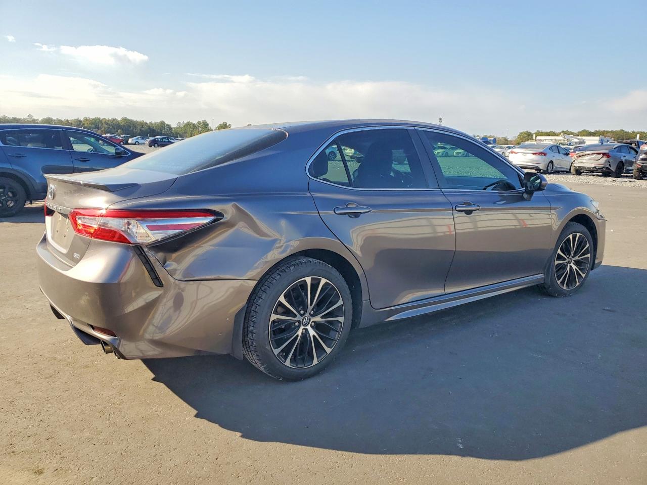 2018 TOYOTA CAMRY SE photo 3