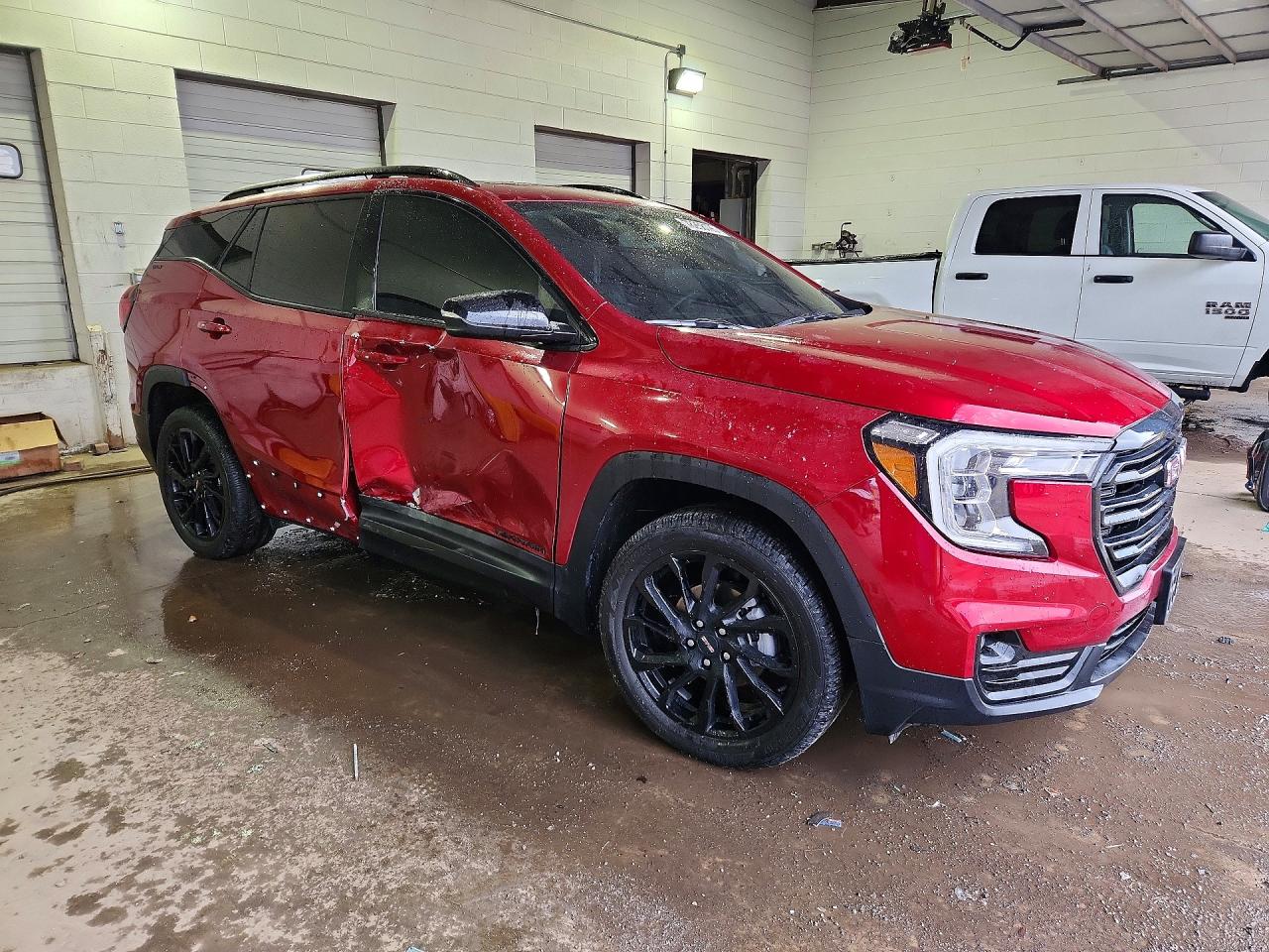 2024 GMC TERRAIN SLT photo 4