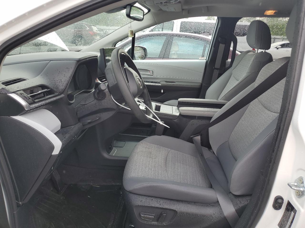 2025 TOYOTA SIENNA LE photo 19