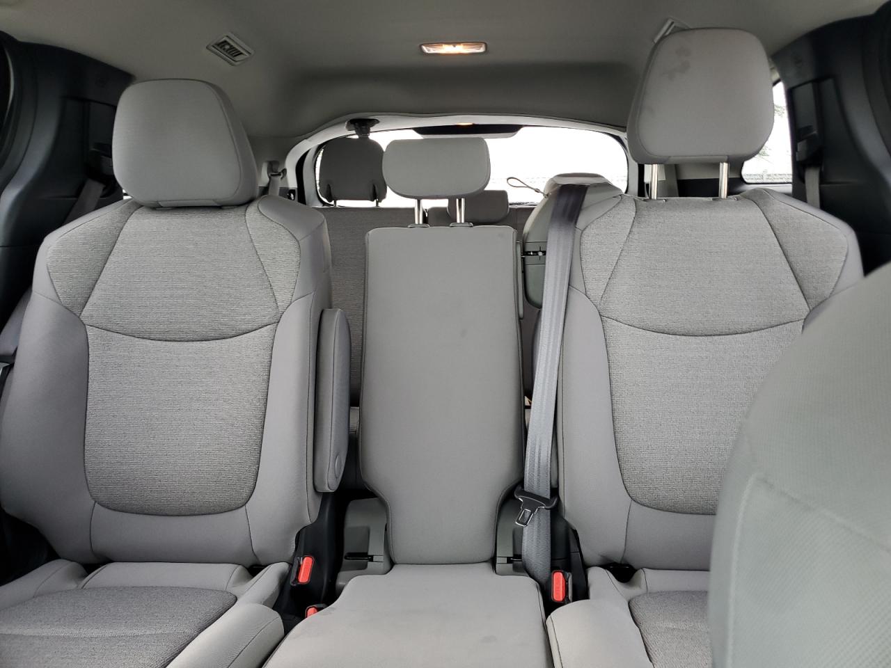 2025 TOYOTA SIENNA LE photo 28