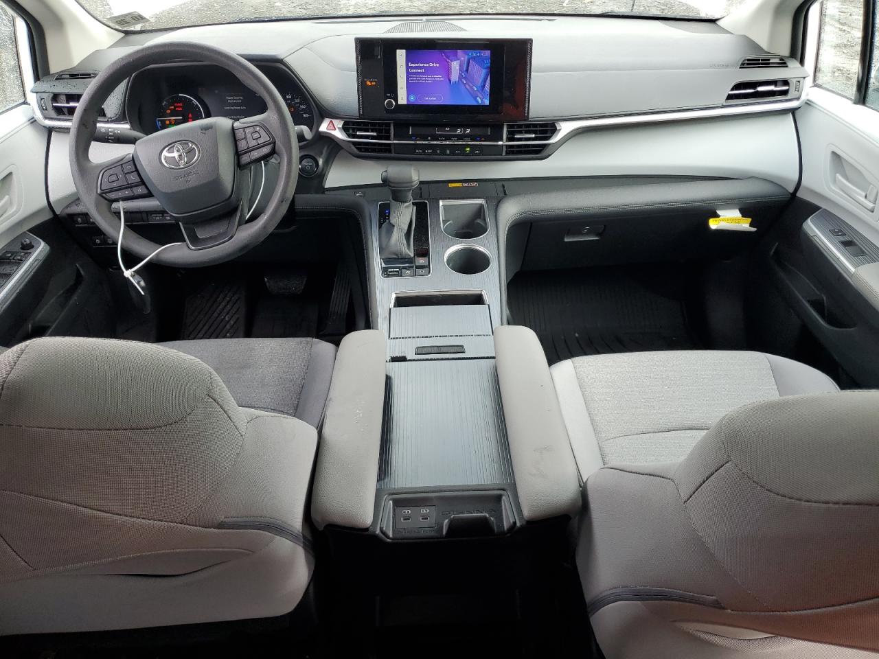 2025 TOYOTA SIENNA LE photo 22