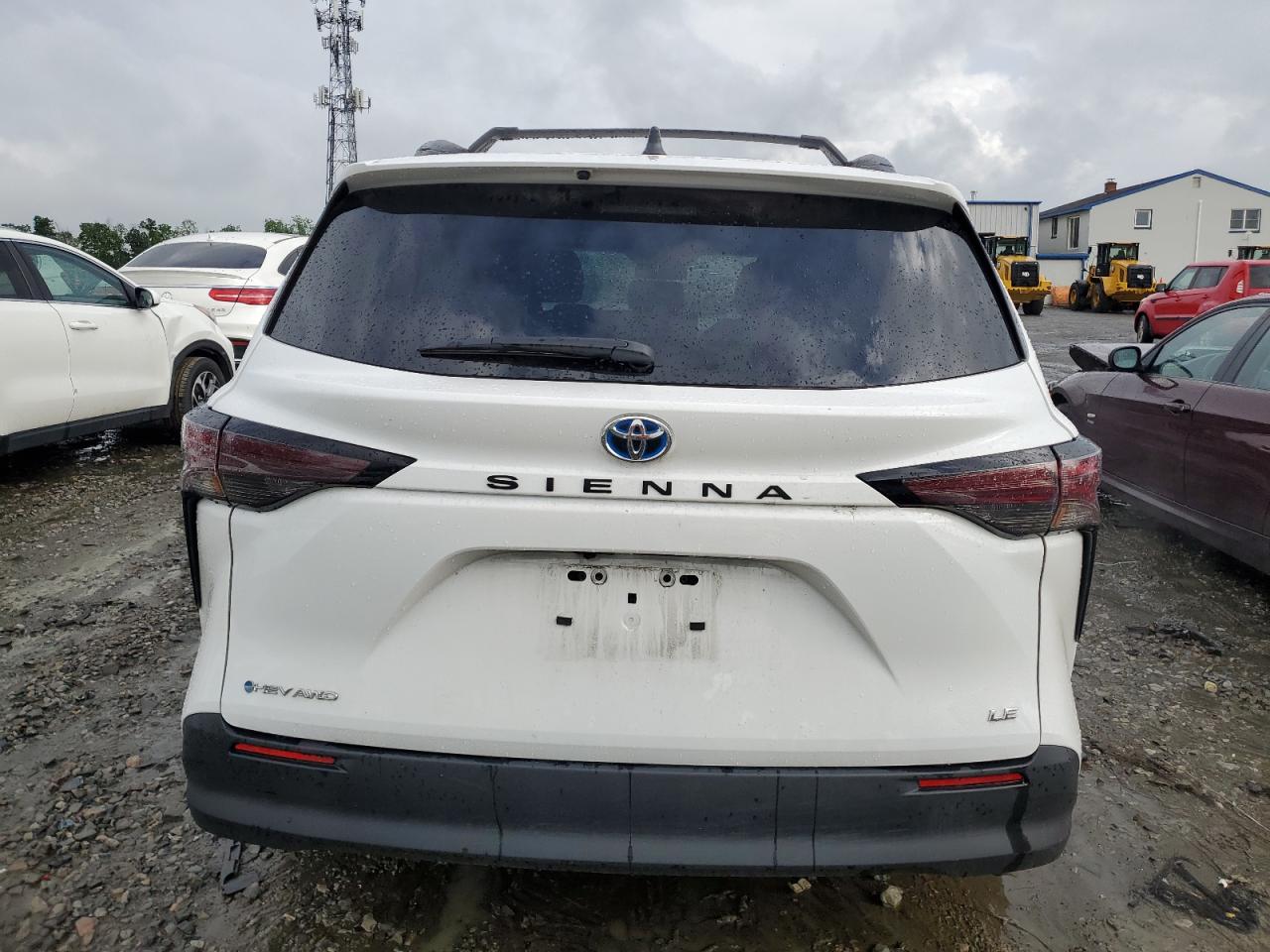 2025 TOYOTA SIENNA LE photo 16