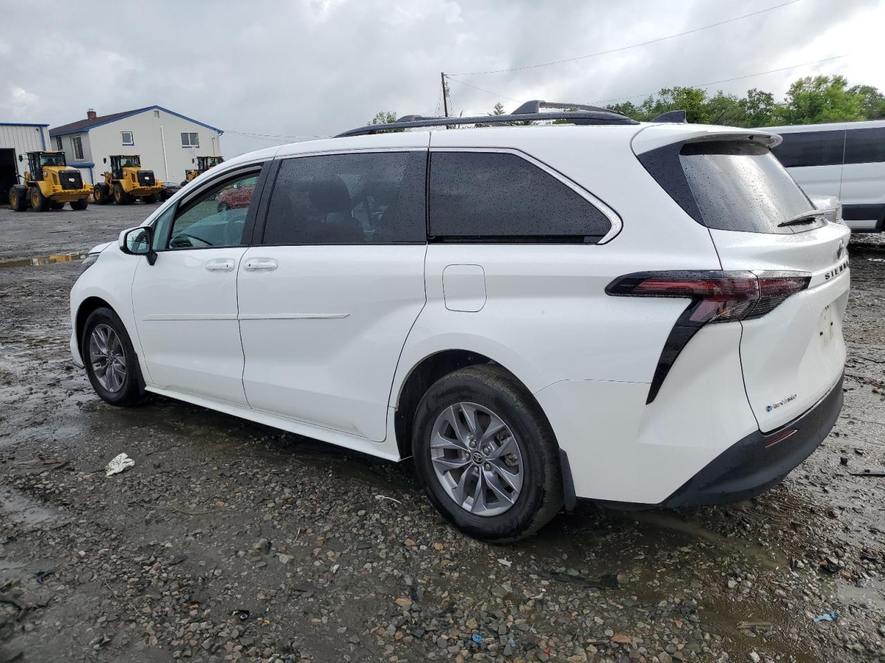2025 TOYOTA SIENNA LE photo 4