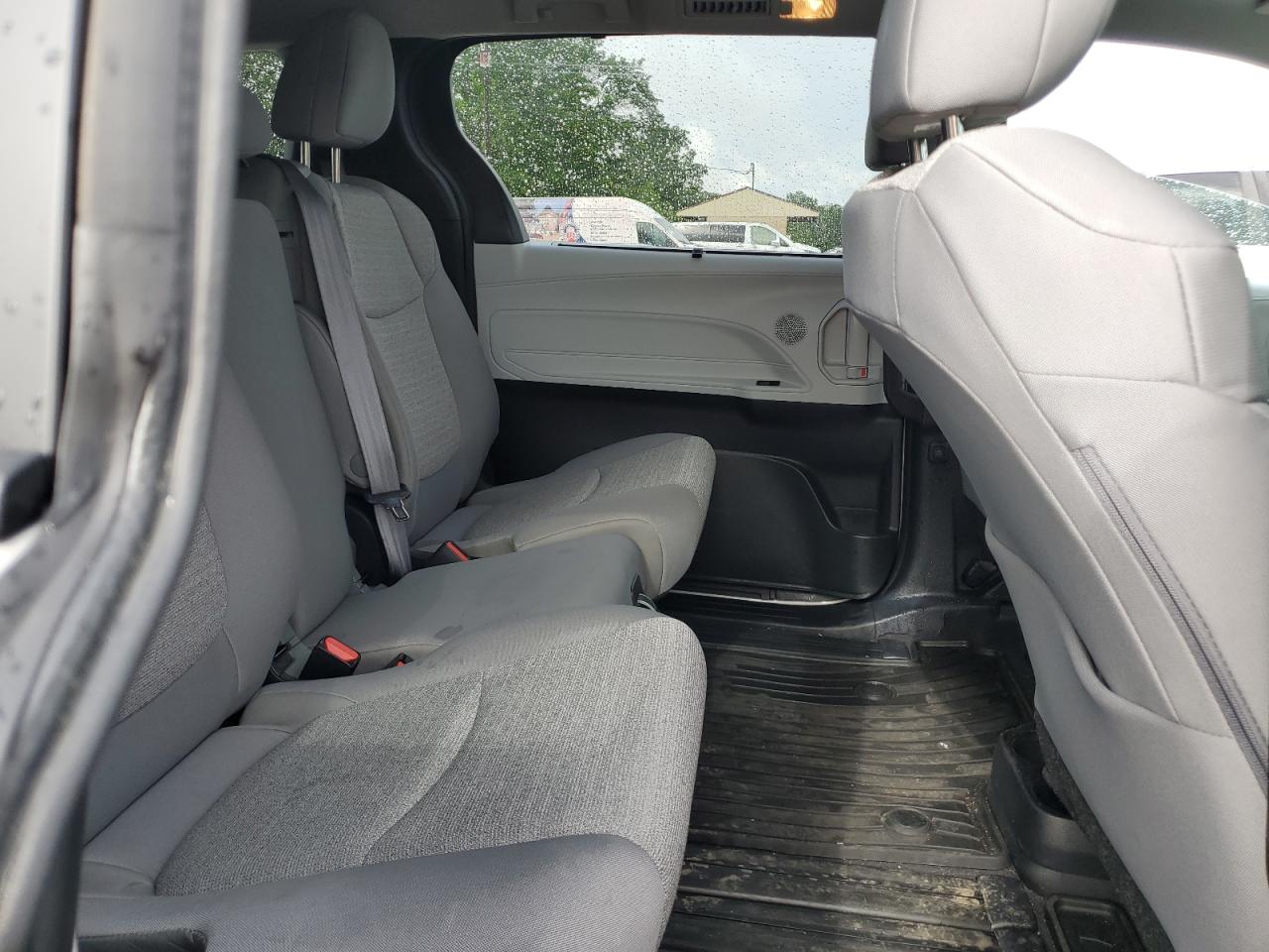 2025 TOYOTA SIENNA LE photo 31