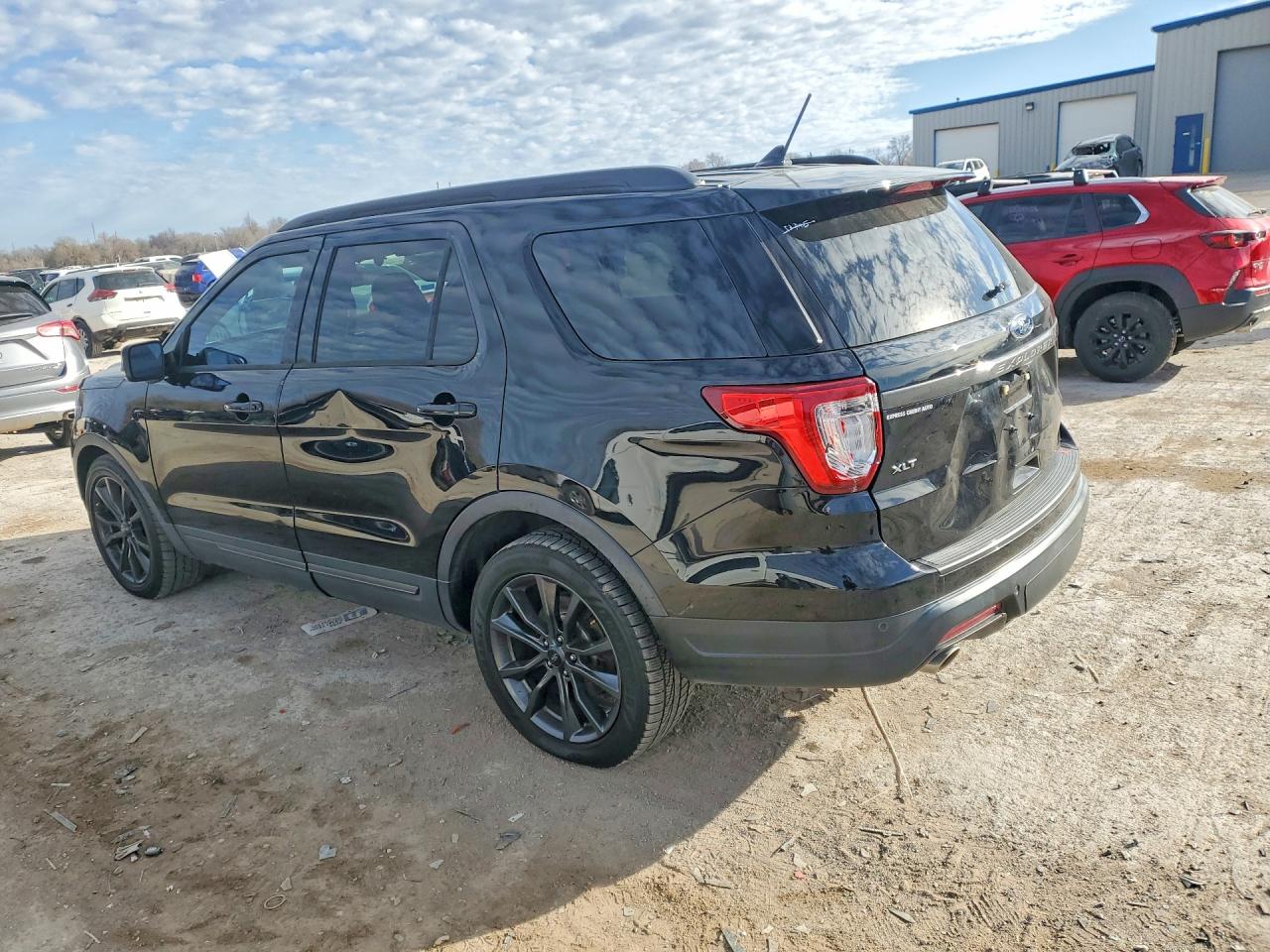 2018 FORD EXPLORER XLT photo 3