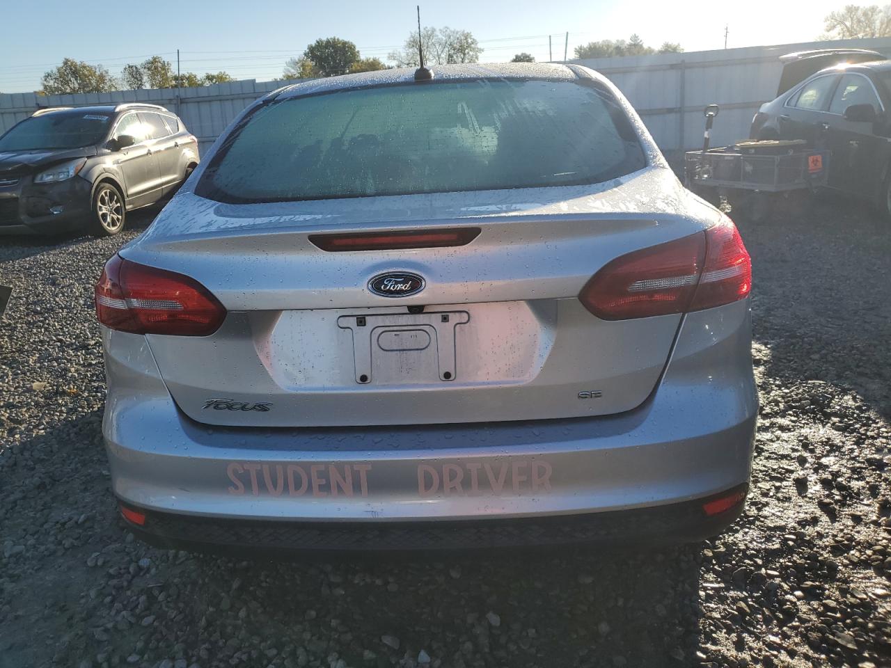 2017 FORD FOCUS SE photo 6