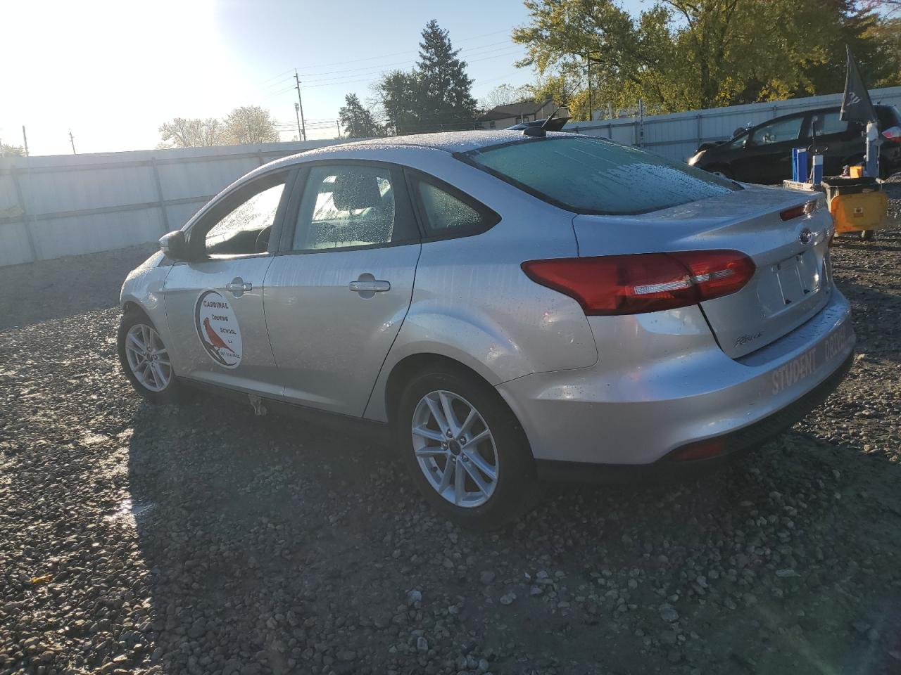 2017 FORD FOCUS SE photo 2