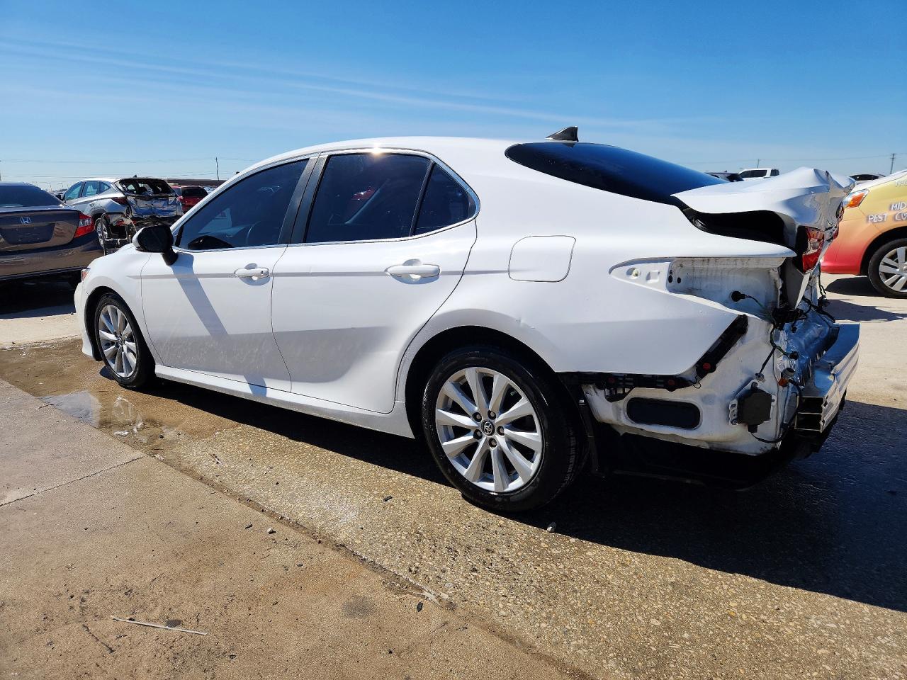 2019 TOYOTA CAMRY LE photo 2