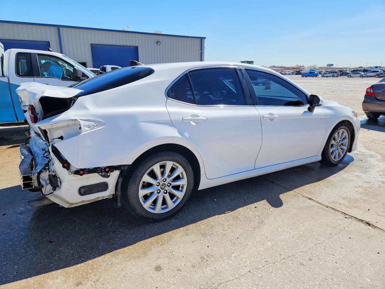 2019 TOYOTA CAMRY LE photo 3