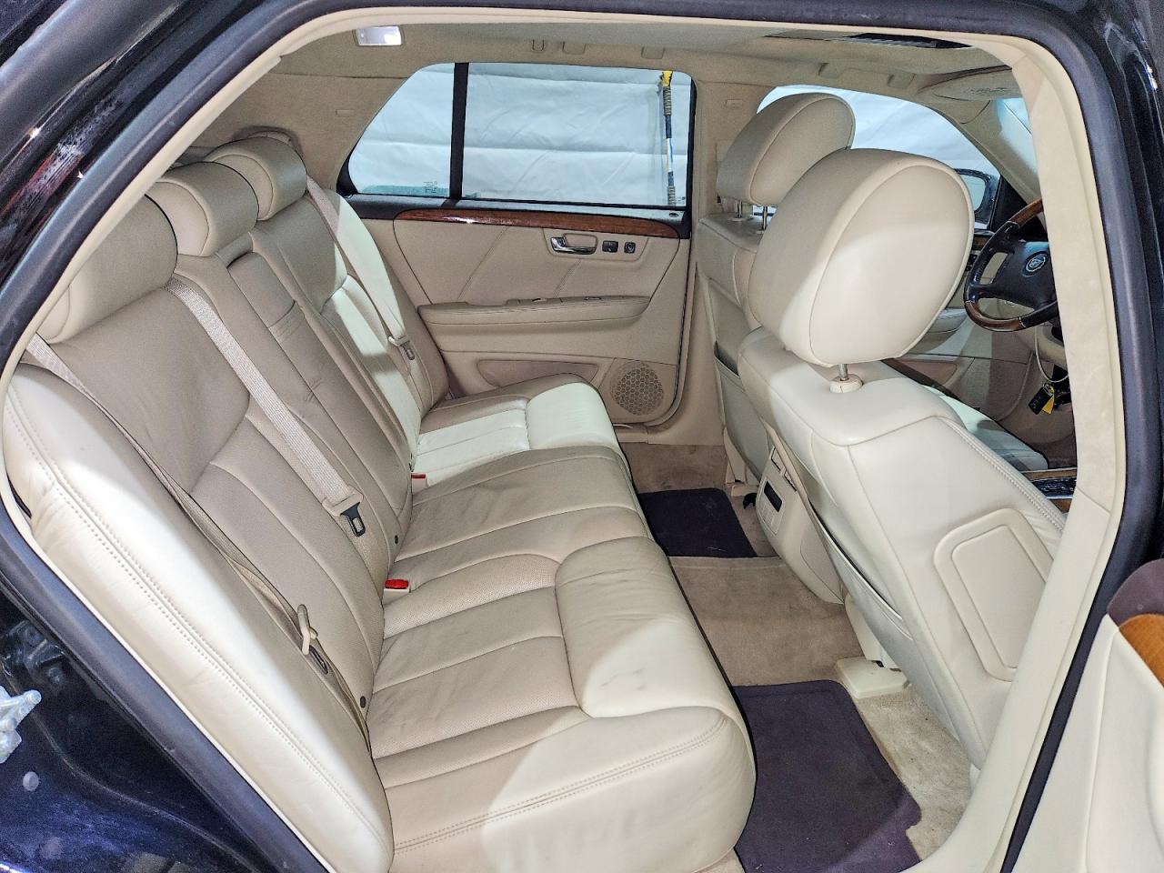 2010 CADILLAC DTS PLATINUM photo 10