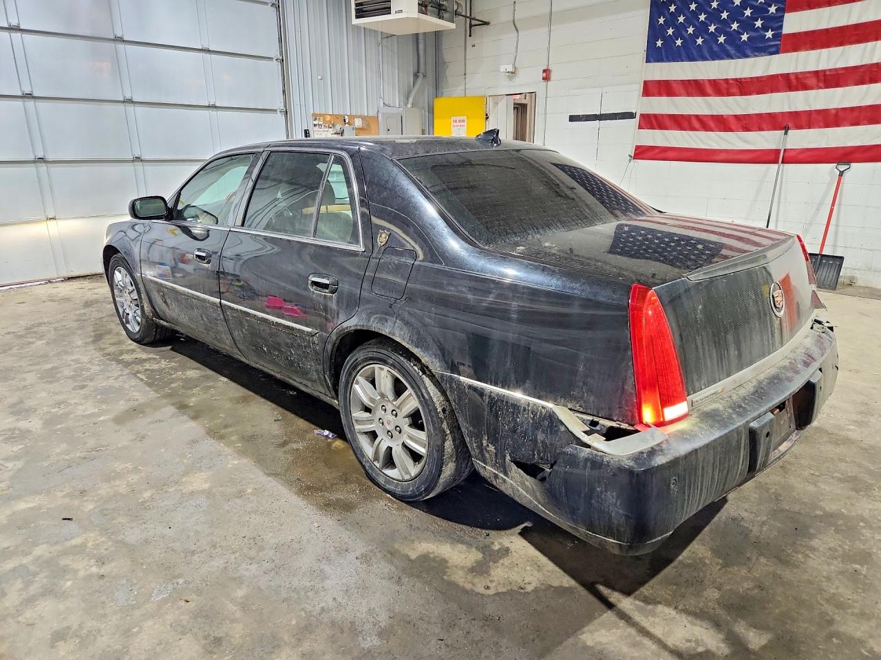 2010 CADILLAC DTS PLATINUM photo 2