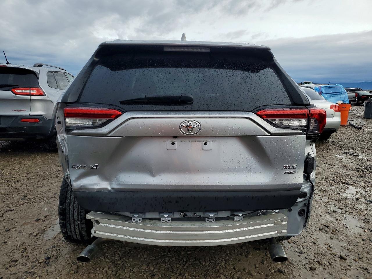 2021 TOYOTA RAV4 XLE photo 6