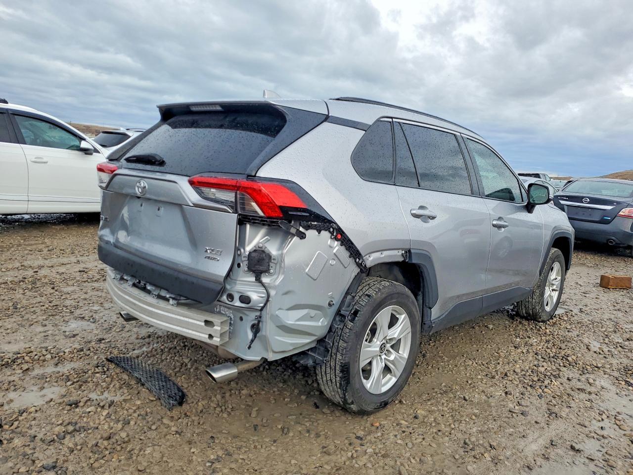 2021 TOYOTA RAV4 XLE photo 3
