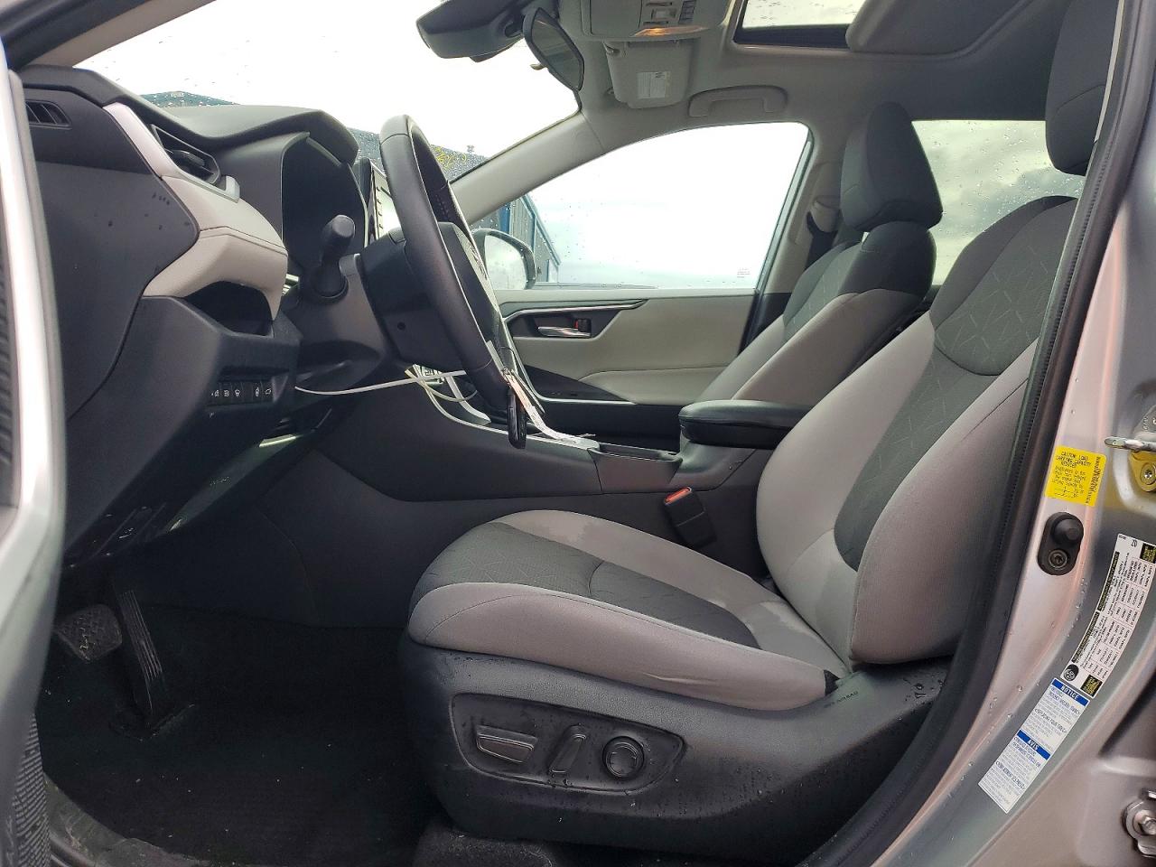 2021 TOYOTA RAV4 XLE photo 7