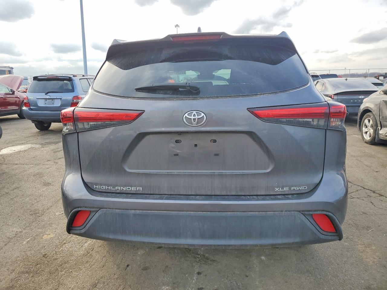2021 TOYOTA HIGHLANDER XLE photo 6